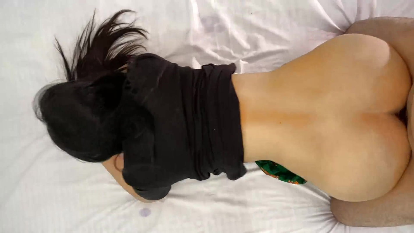 Indian Desi school girl’s boyfriend brought her to Oyo and fucked her tight pussy for the first time