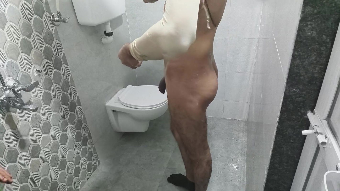 The sister-in-law suddenly entered the bathroom without knocking on the door. Hard-Core Sex