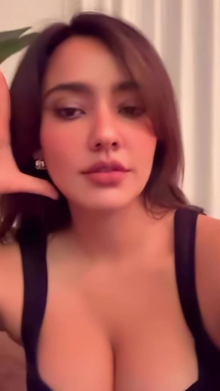 NAUGHTY NEHA DELIBERATE EXPOSE HER MILKY CLEAVAGE