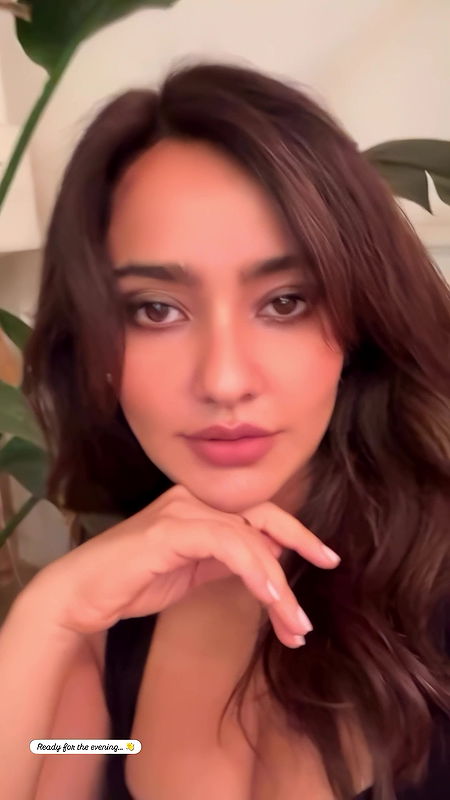 NAUGHTY NEHA DELIBERATE EXPOSE HER MILKY CLEAVAGE