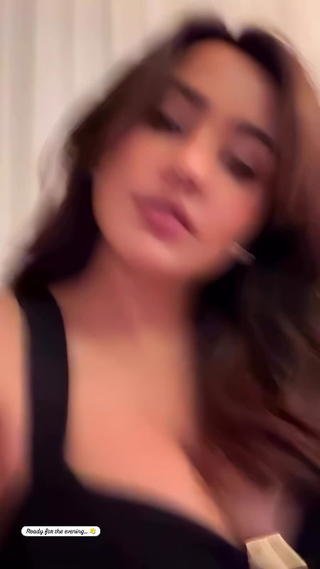 NAUGHTY NEHA DELIBERATE EXPOSE HER MILKY CLEAVAGE