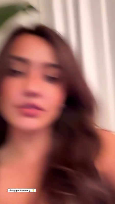 NAUGHTY NEHA DELIBERATE EXPOSE HER MILKY CLEAVAGE