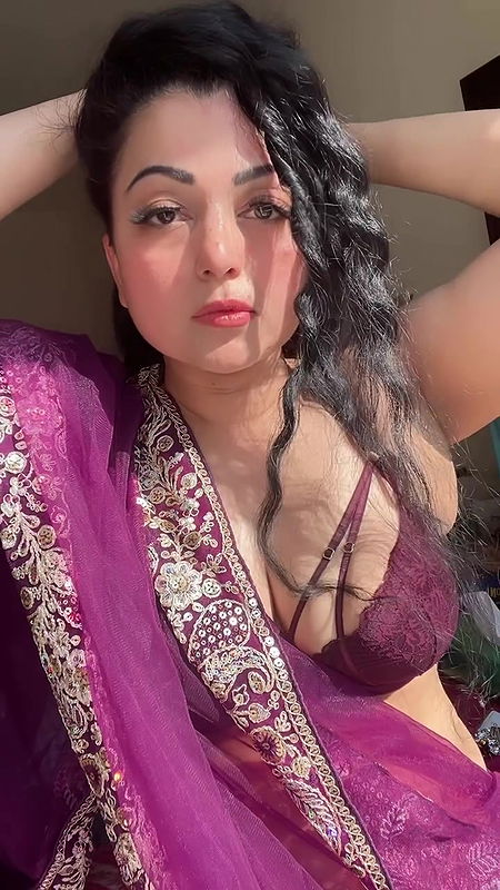SARA THOMAS HOTTIE RAVISHING IN BRA AND SAREE JUICY CLEAVAGE 12