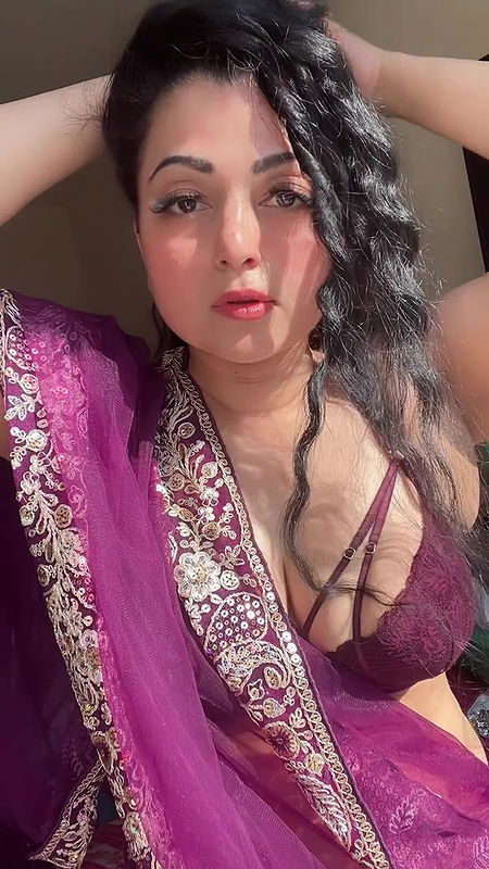 SARA THOMAS HOTTIE RAVISHING IN BRA AND SAREE JUICY CLEAVAGE 12