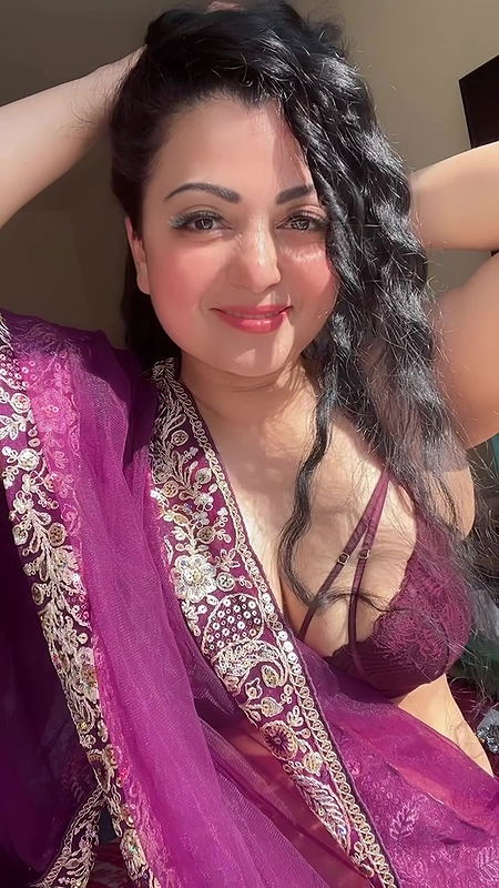 SARA THOMAS HOTTIE RAVISHING IN BRA AND SAREE JUICY CLEAVAGE 12