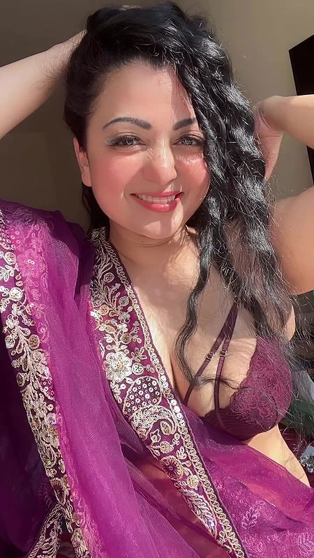 SARA THOMAS HOTTIE RAVISHING IN BRA AND SAREE JUICY CLEAVAGE 12
