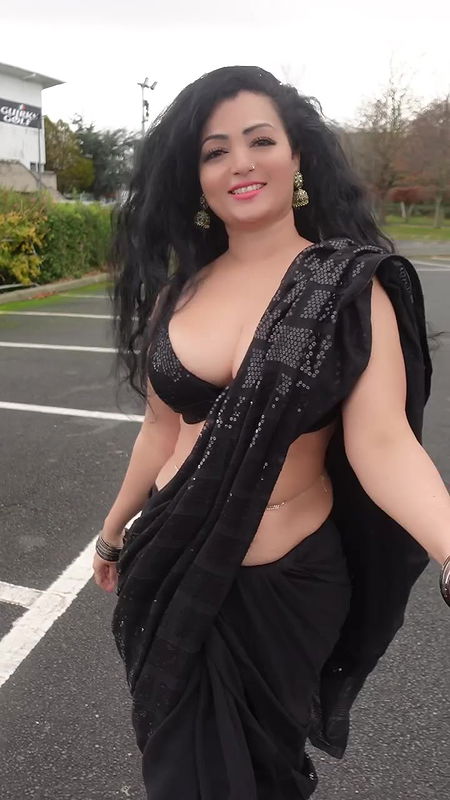 SARA THOMAS SLAYING HOTNESS IN BRA SAREE OPEN CLEAVAGE AND WAIST EXPOSE 12