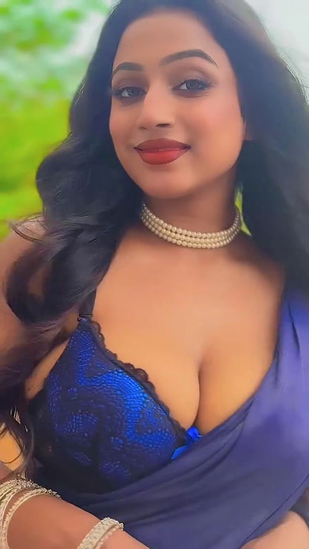 TANVI BUSTY JUICY CLEAVAGE AND NAVEL VIEW IN BRA BLOUSE SAREE TEMPTING 12
