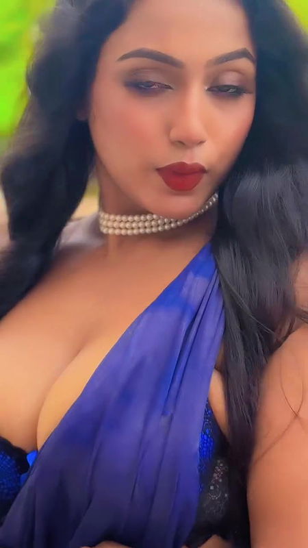 TANVI BUSTY JUICY CLEAVAGE AND NAVEL VIEW IN BRA BLOUSE SAREE TEMPTING 12