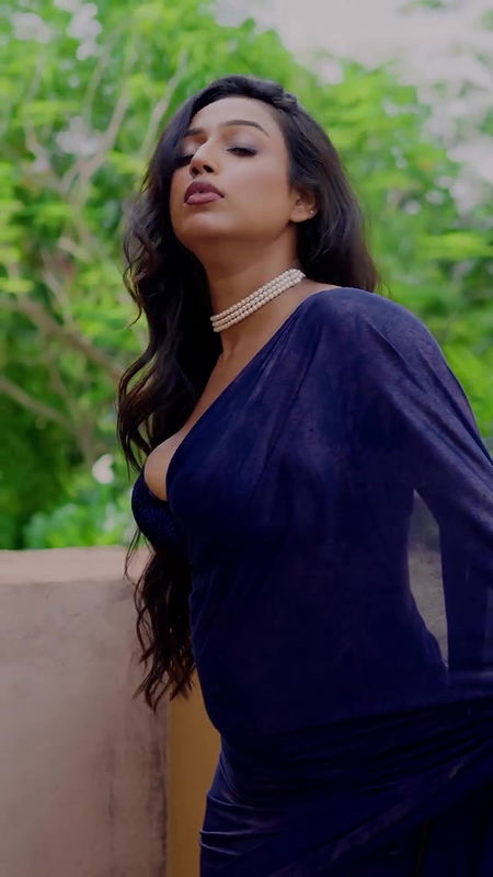 TANVI BUSTY JUICY CLEAVAGE AND NAVEL VIEW IN BRA BLOUSE SAREE TEMPTING 14