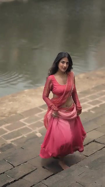 MILONI JHONSA BACKLESS AND STUNNING DESIRABLE IN SAREE 2