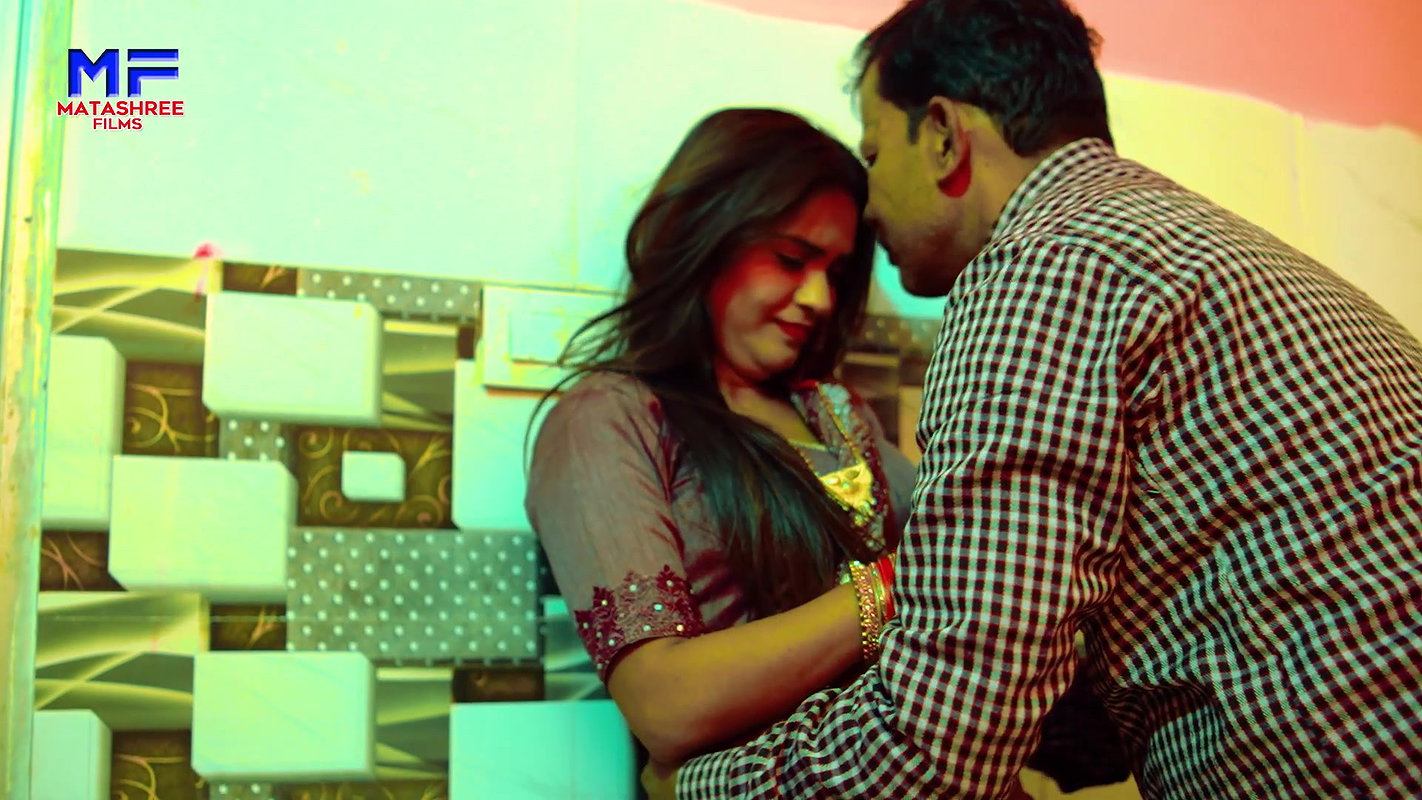 Cutie Niharika hot saree song – Navel show 2