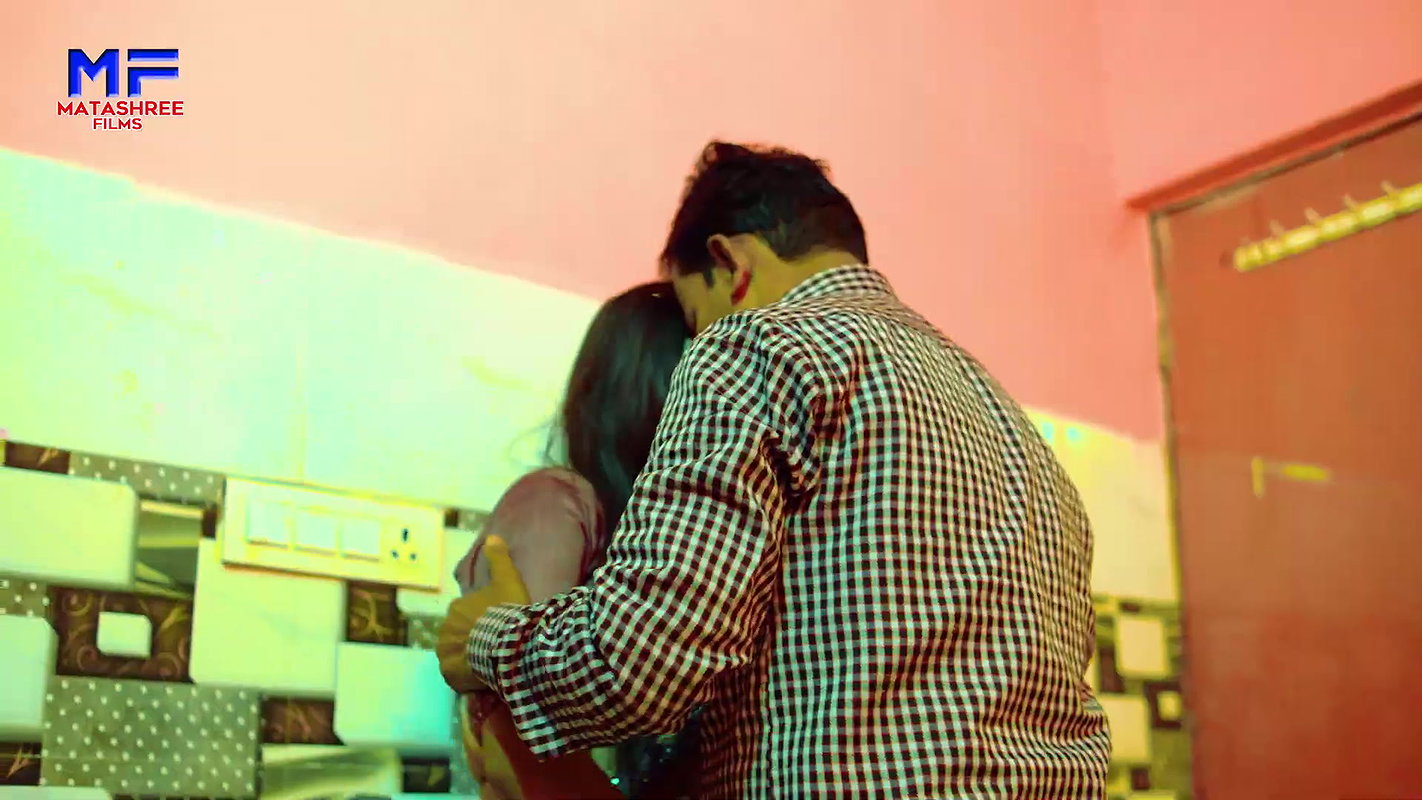 Cutie Niharika hot saree song – Navel show 2