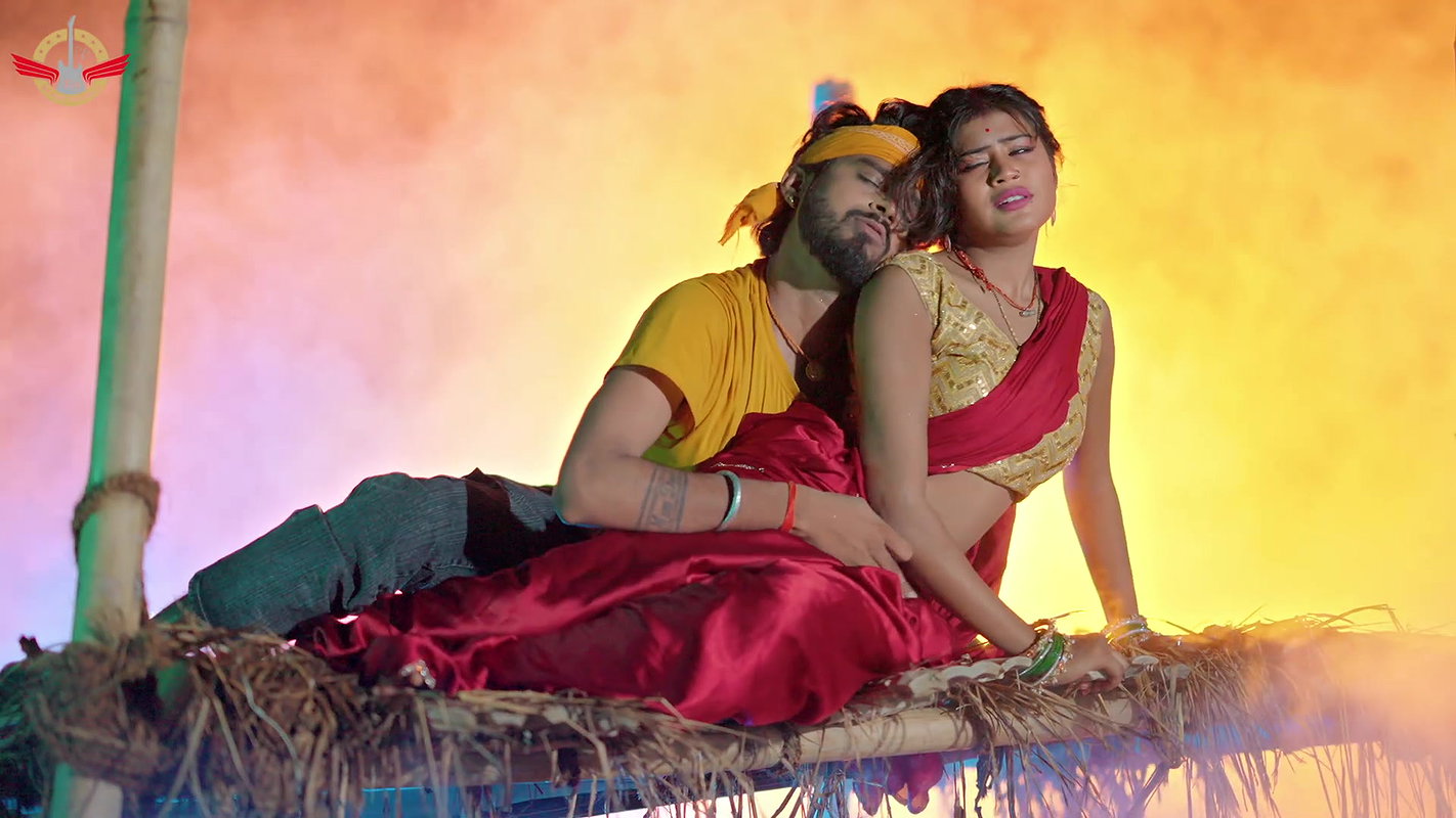 Dusky cutie Priya Suhani hot saree song – Navel show 2