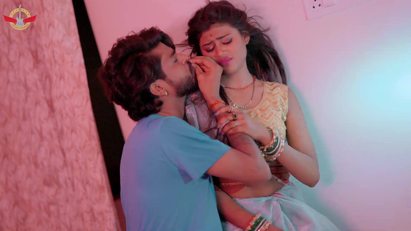 Dusky cutie Priya Suhani hot saree song – Navel show 2