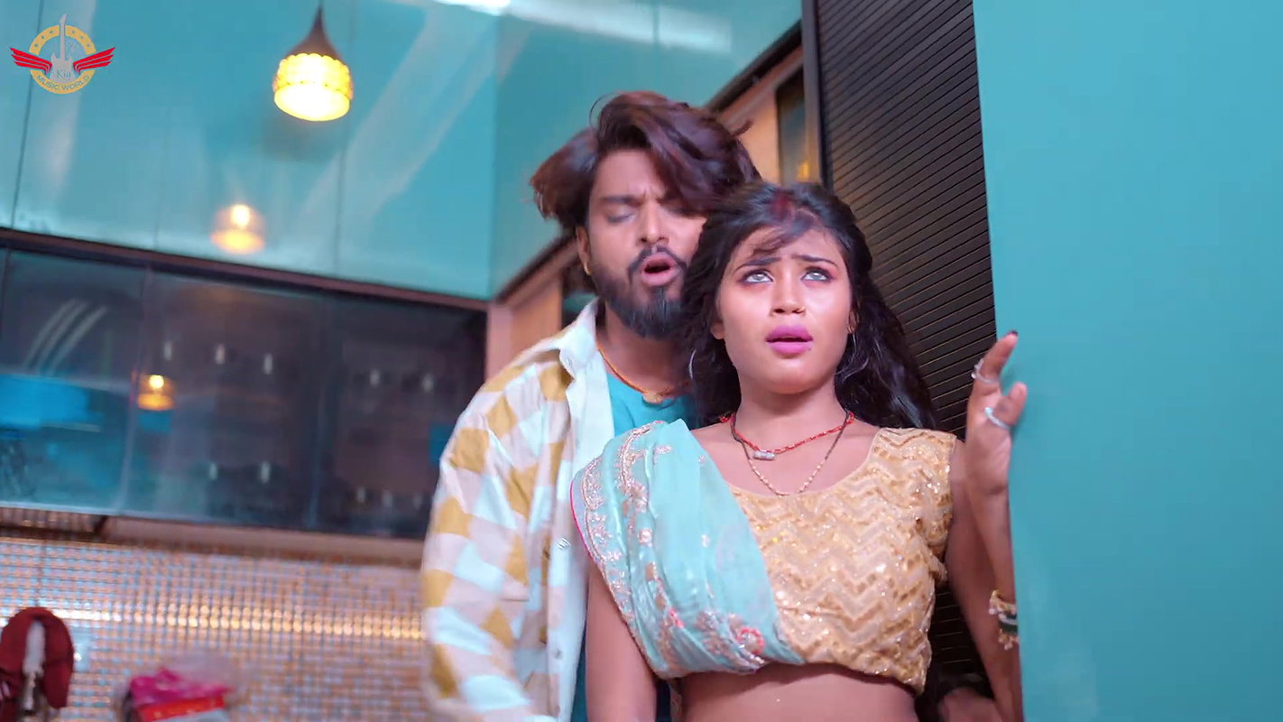 Dusky cutie Priya Suhani hot saree song – Navel show 2