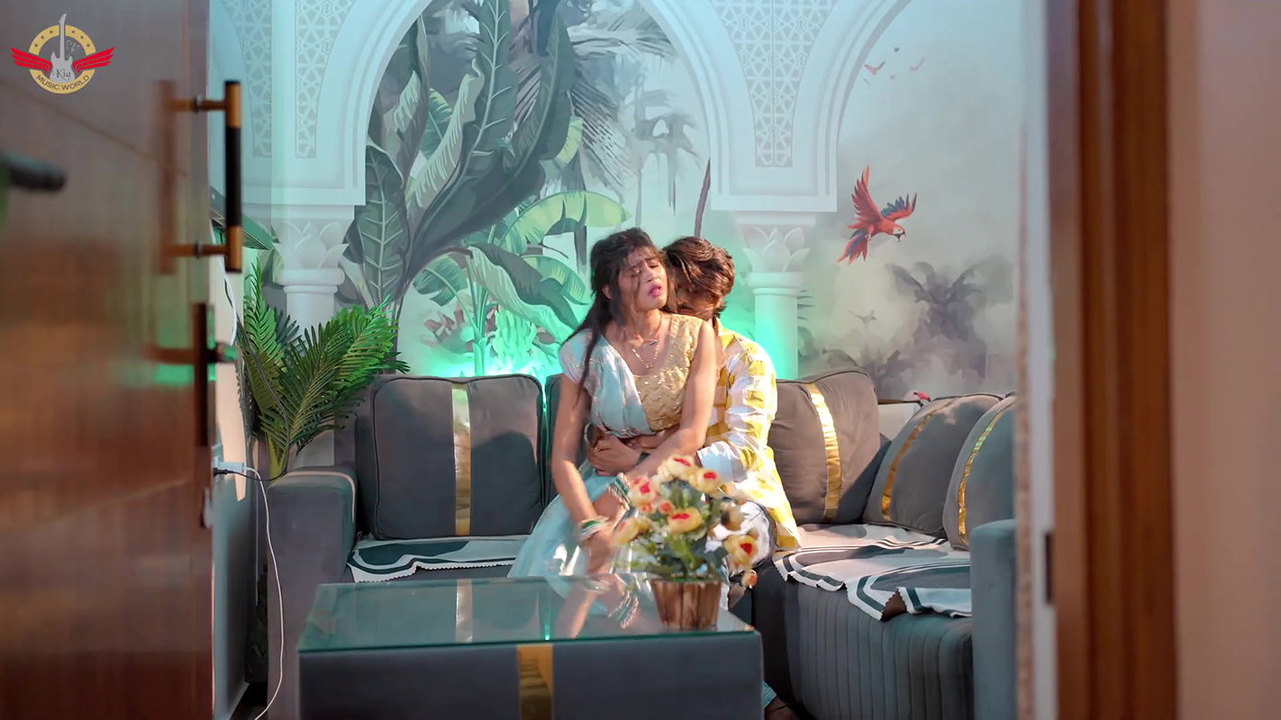 Dusky cutie Priya Suhani hot saree song – Navel show 2