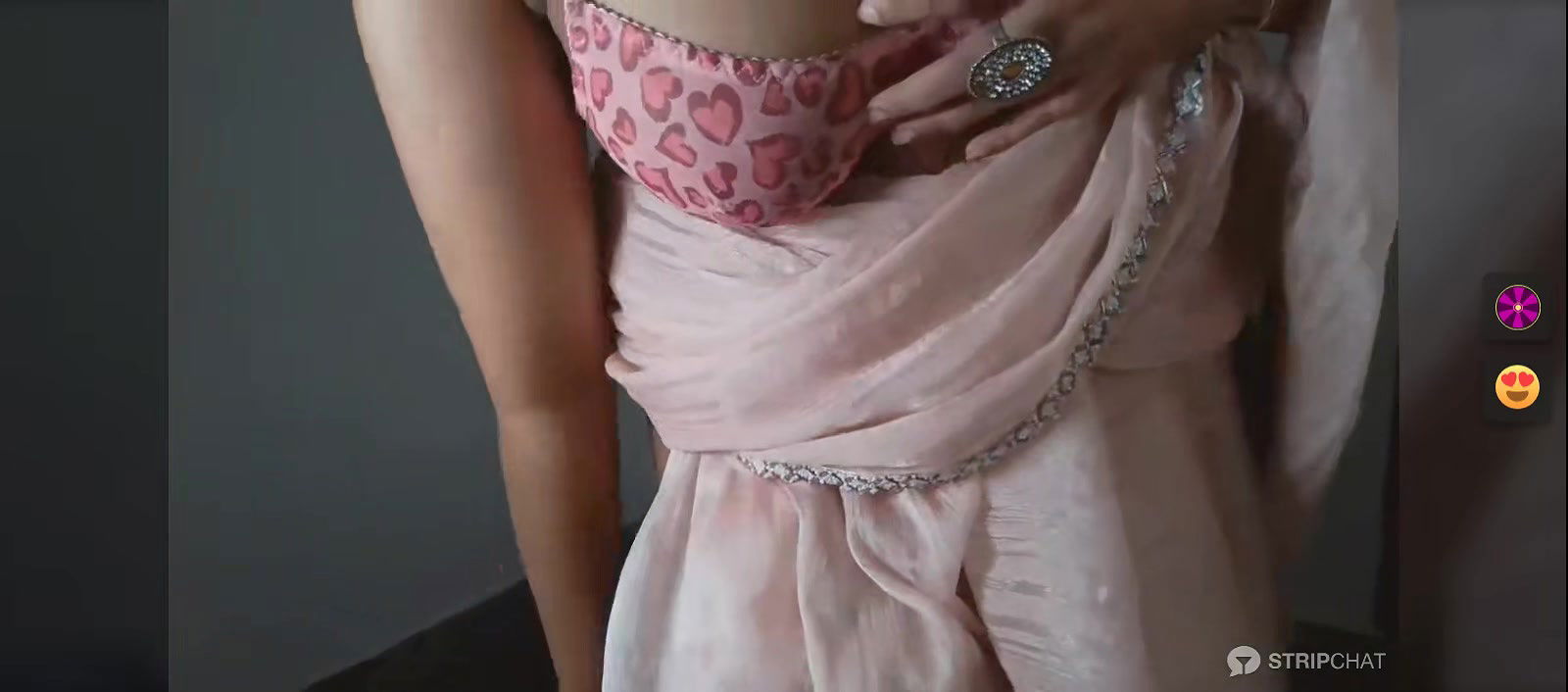 Horny Bahbhi Showing her nude back and ass 2