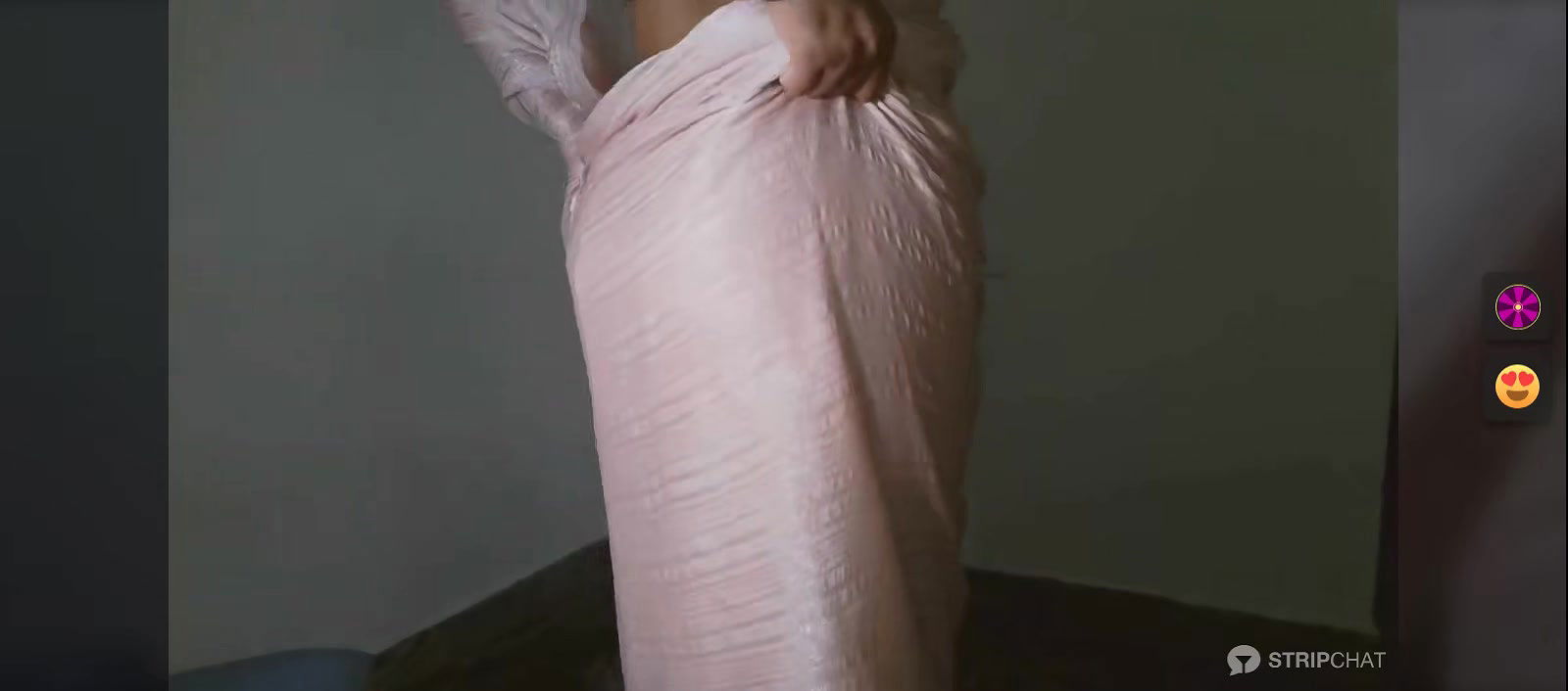 Horny Bahbhi Showing her nude back and ass 2