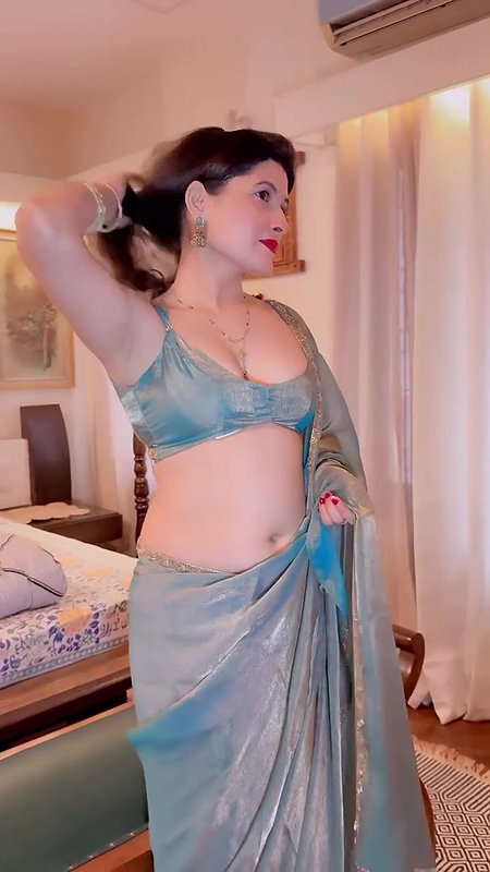 RENU CHANDRA BRA BLOUSE BACKLESS FLAWLESS MILKY WIFE MATERIAL SEXY IN SAREE 2