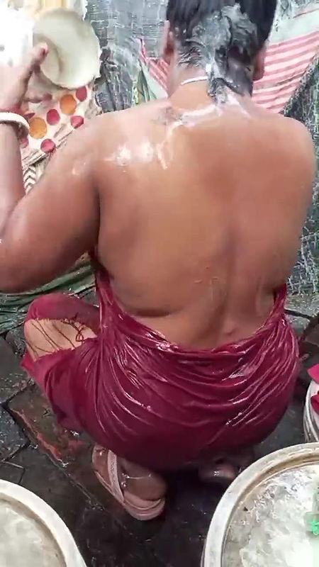 Cute Desi sister-in-law’s open bath goes viral