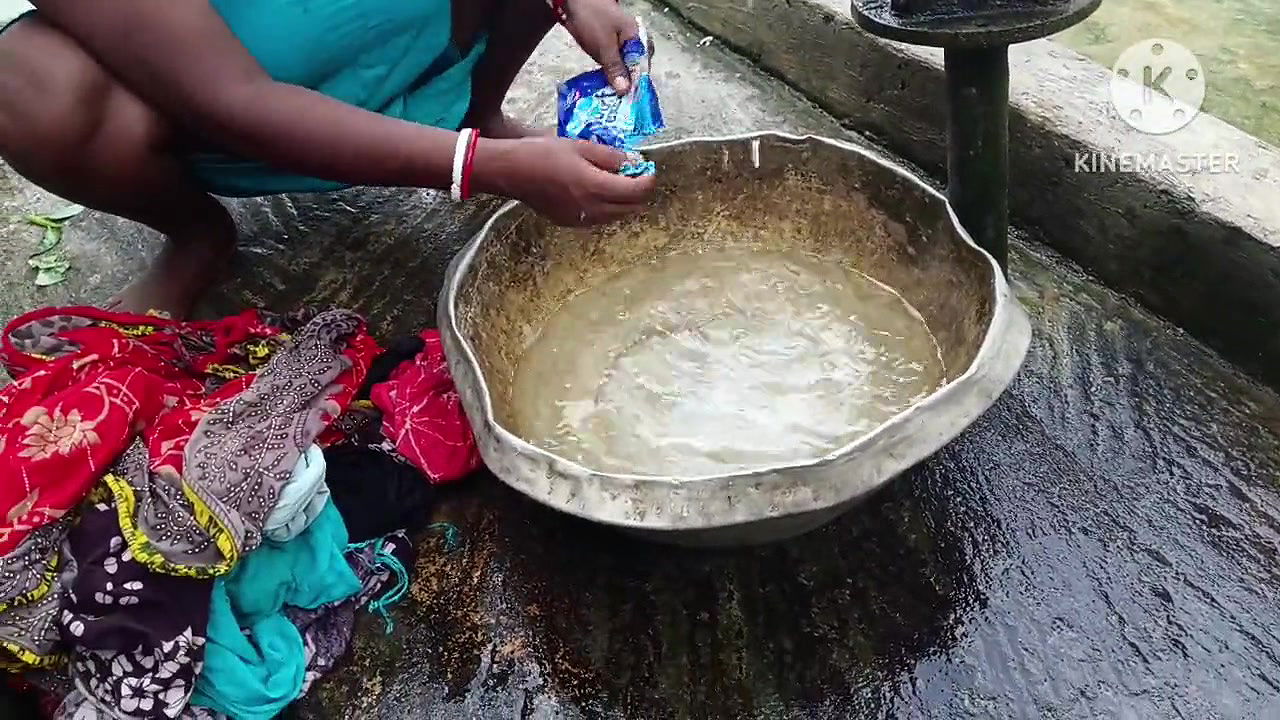 Desi bhabhi kapde dhote hue sexy lagti hai