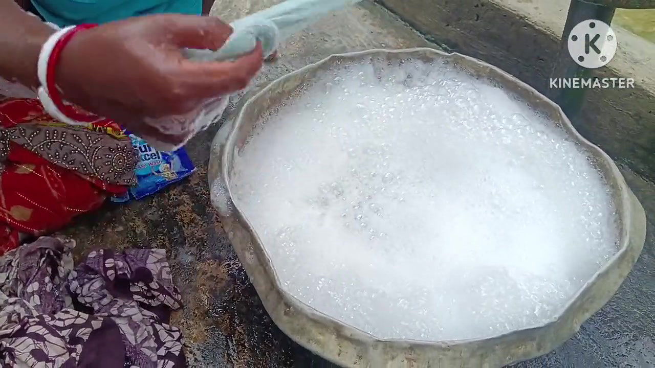 Desi bhabhi kapde dhote hue sexy lagti hai