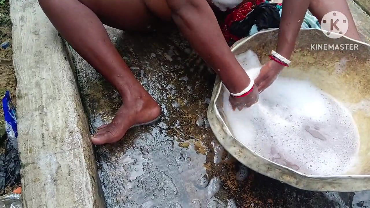 Desi bhabhi kapde dhote hue sexy lagti hai