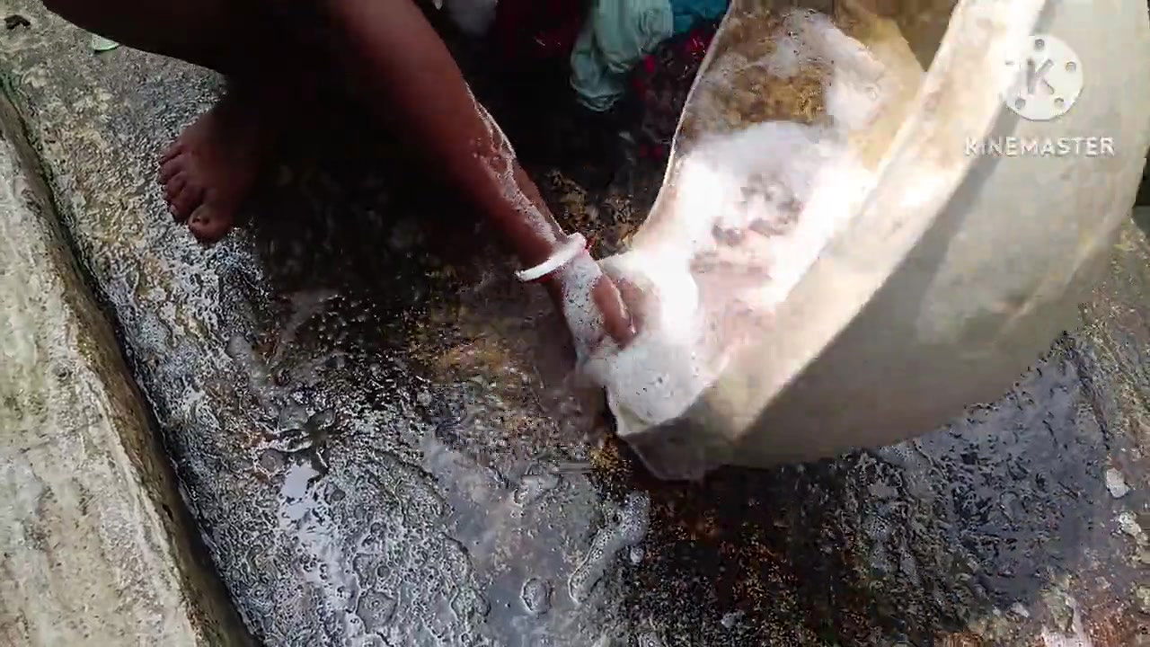 Desi bhabhi kapde dhote hue sexy lagti hai