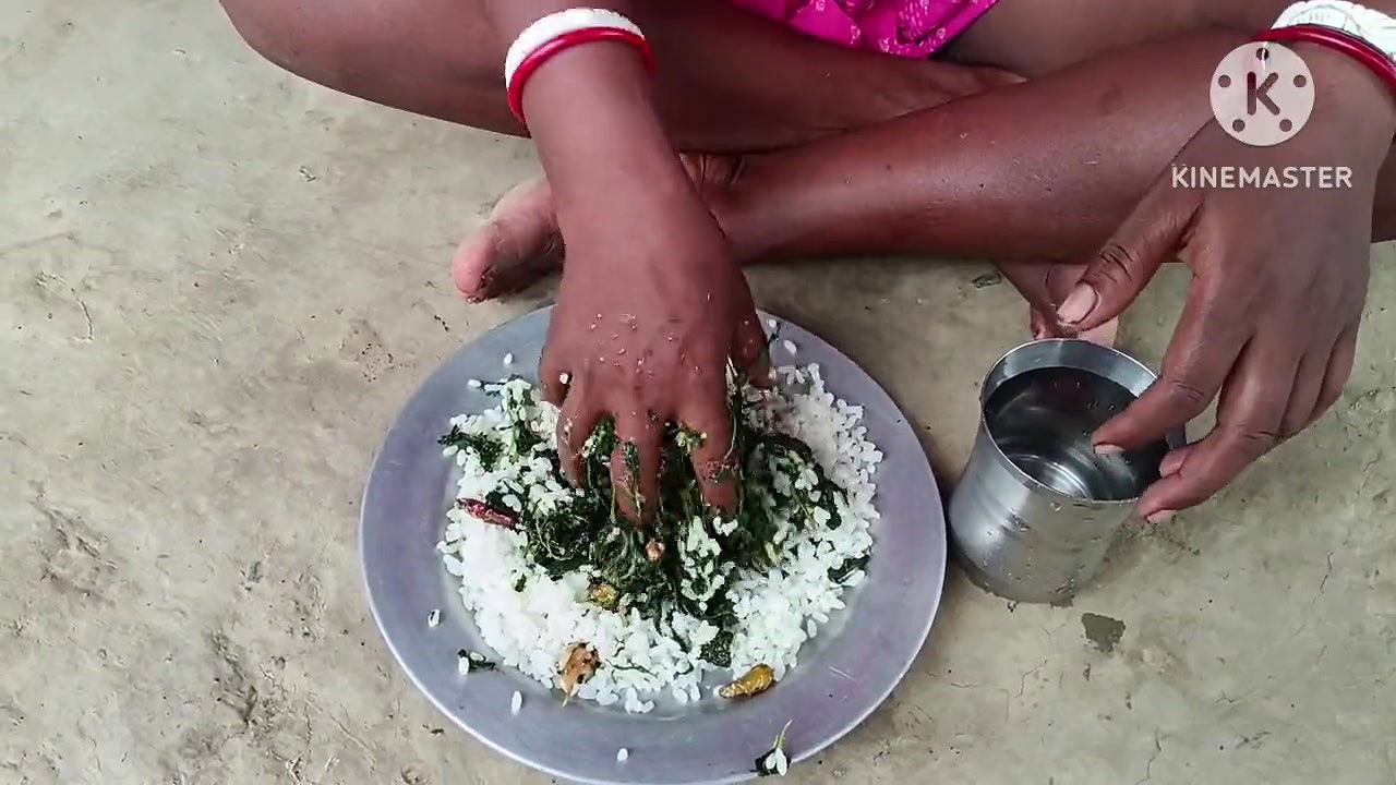 Desi hot bhabhi ne khana khaya