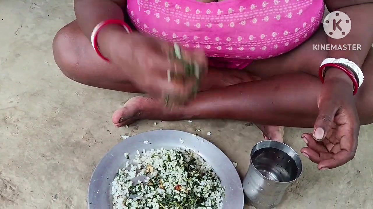 Desi hot bhabhi ne khana khaya