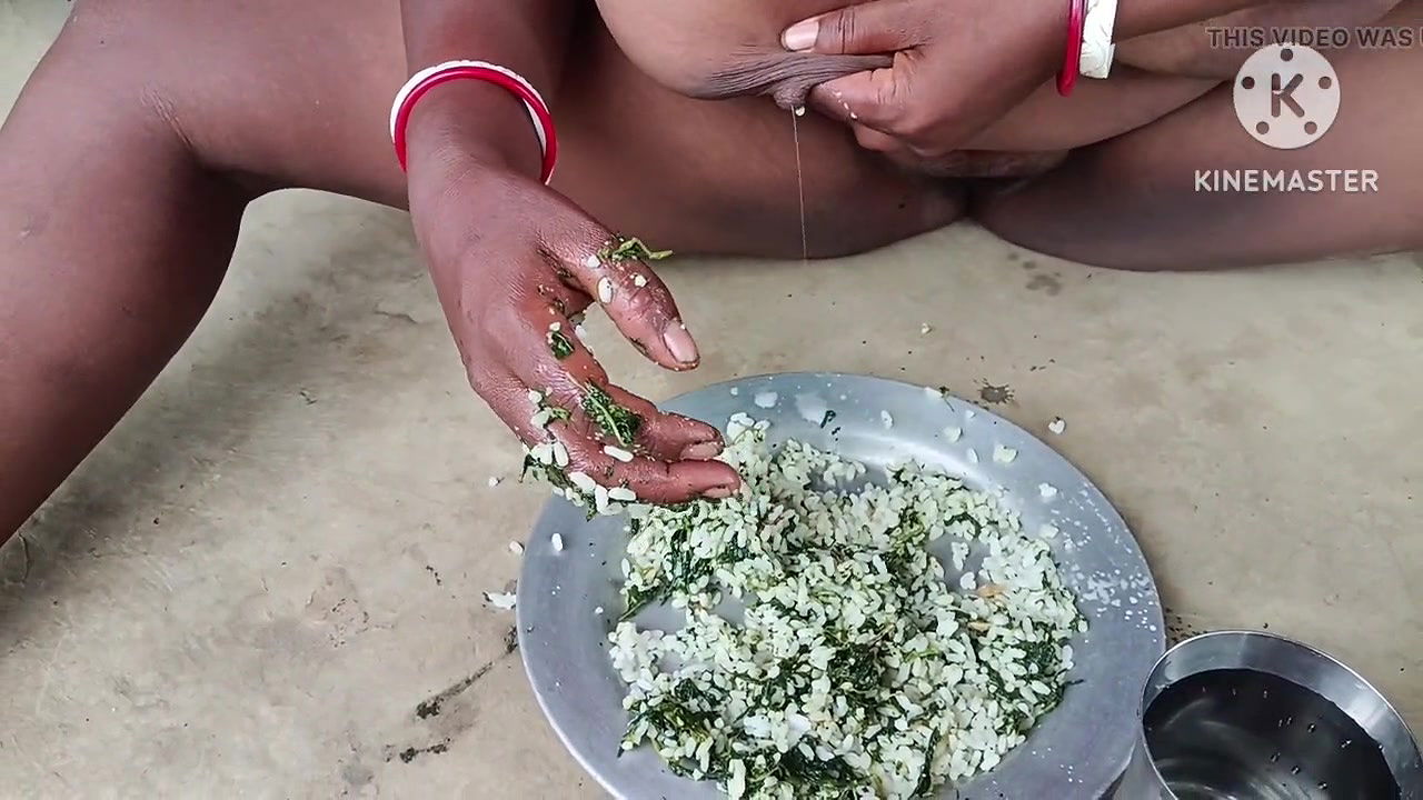 Desi hot bhabhi ne khana khaya