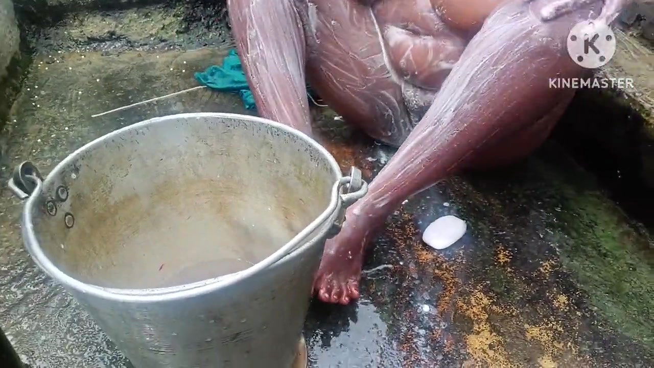 Desi housewife nahate hai outdoor