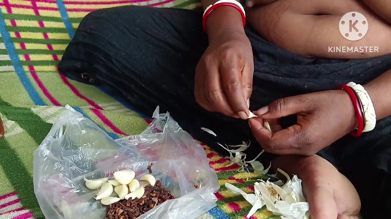 Desi housewife ne Tel banaya land mein lagane ke liye