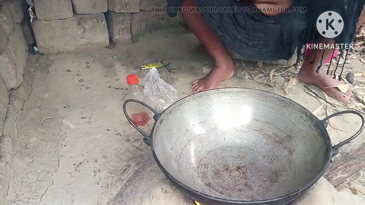 Desi housewife ne Tel banaya land mein lagane ke liye