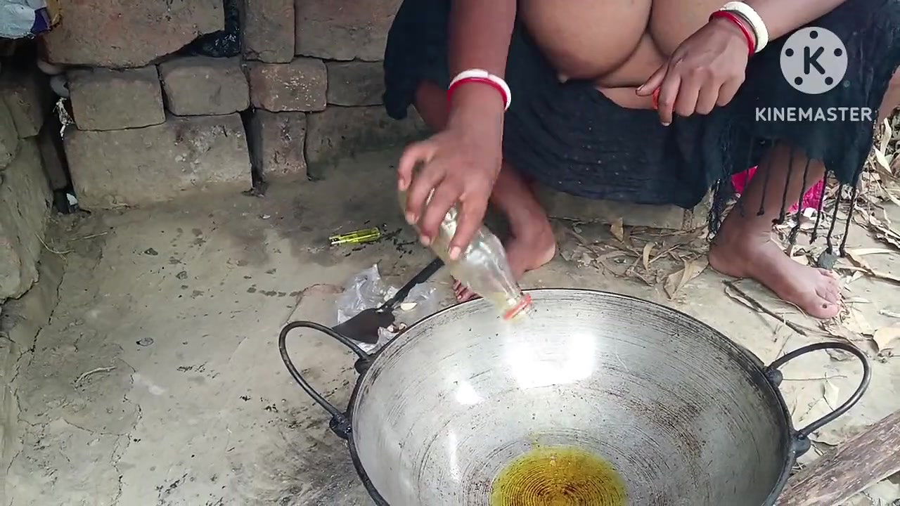 Desi housewife ne Tel banaya land mein lagane ke liye