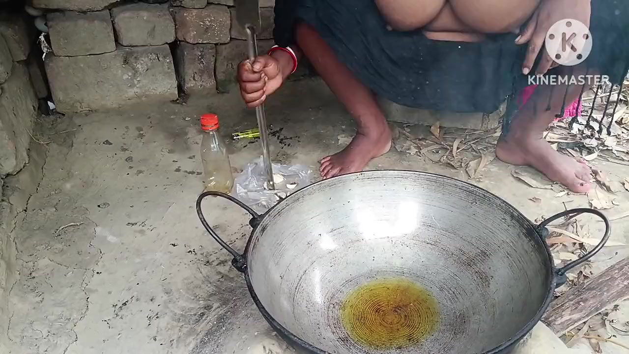 Desi housewife ne Tel banaya land mein lagane ke liye