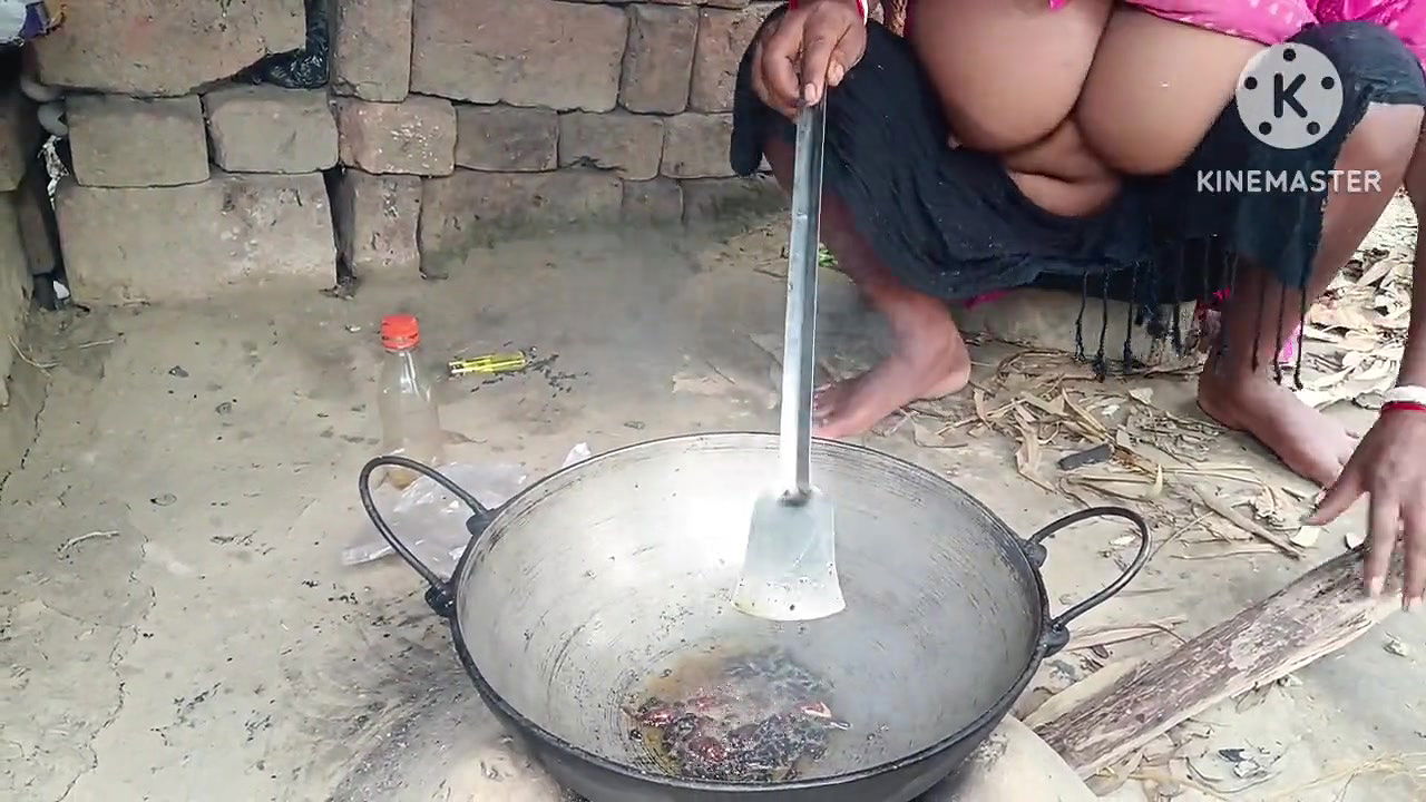 Desi housewife ne Tel banaya land mein lagane ke liye