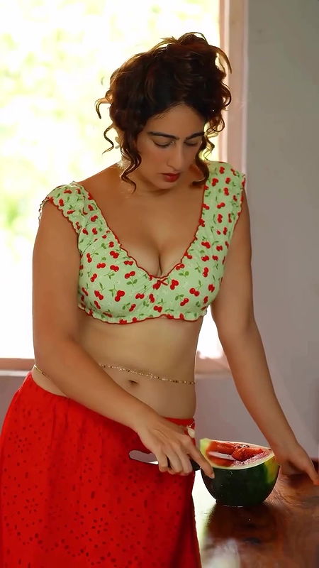 MEGHA SHUKLA LUSTY EROTIC NAVEL MIDRIFF AND CLEAVAGE TEASE UUFFF2