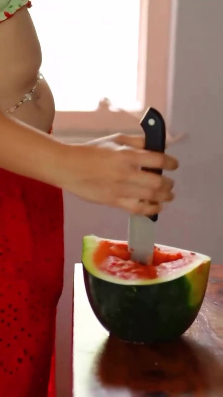 MEGHA SHUKLA LUSTY EROTIC NAVEL MIDRIFF AND CLEAVAGE TEASE UUFFF2