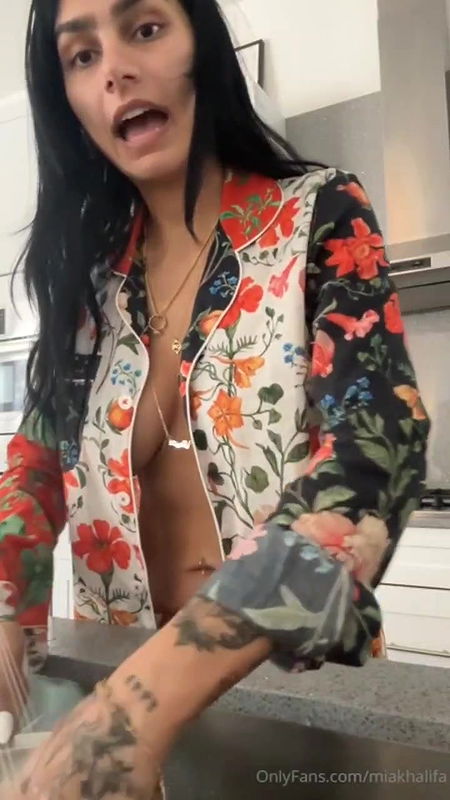 Mia Khalifa onlyfans nude cooking showing big tits ass2