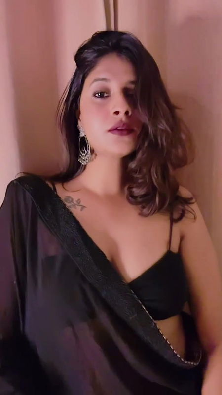 NERDY PRERNA GUPTA FLAUNTING INTO SEXY BABE IN SAREE EROTIC TRASITION2