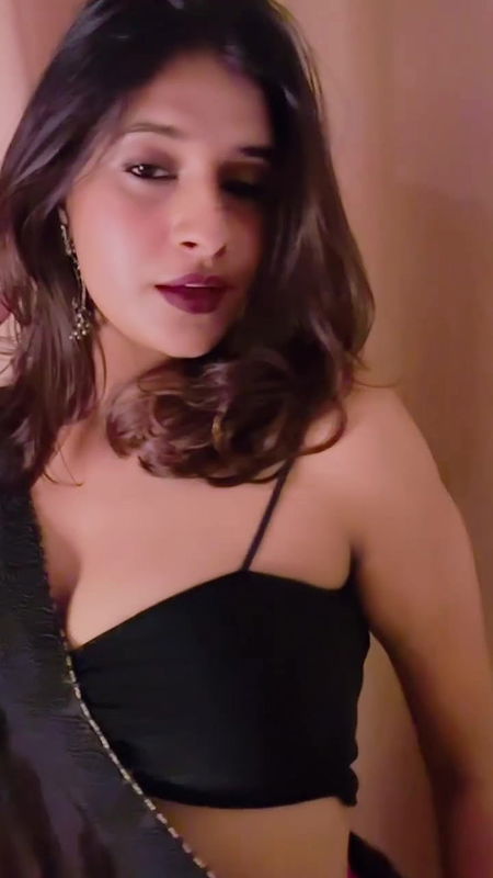 NERDY PRERNA GUPTA FLAUNTING INTO SEXY BABE IN SAREE EROTIC TRASITION2