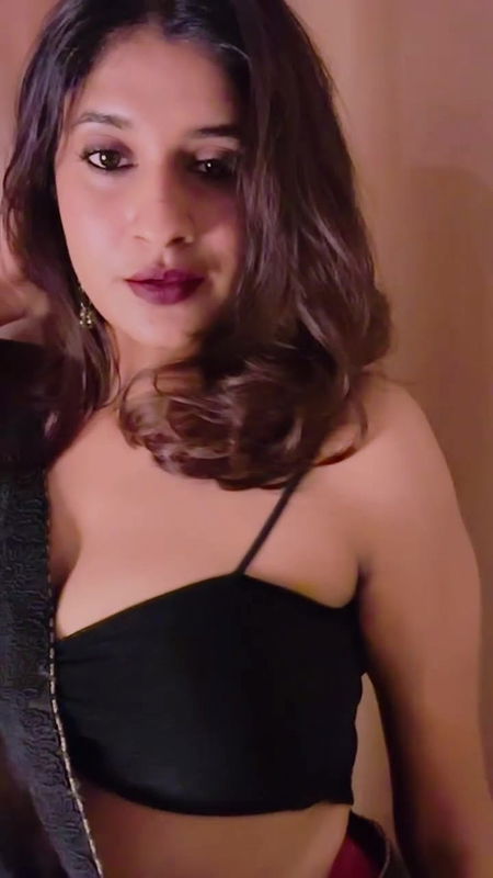 NERDY PRERNA GUPTA FLAUNTING INTO SEXY BABE IN SAREE EROTIC TRASITION2