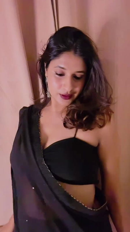 NERDY PRERNA GUPTA FLAUNTING INTO SEXY BABE IN SAREE EROTIC TRASITION2