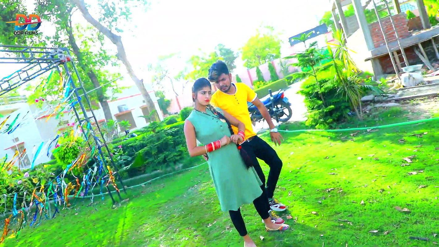 Cutie Komal Singh hot saree song – Navel pressed, flowers blown on navel, Expressions2