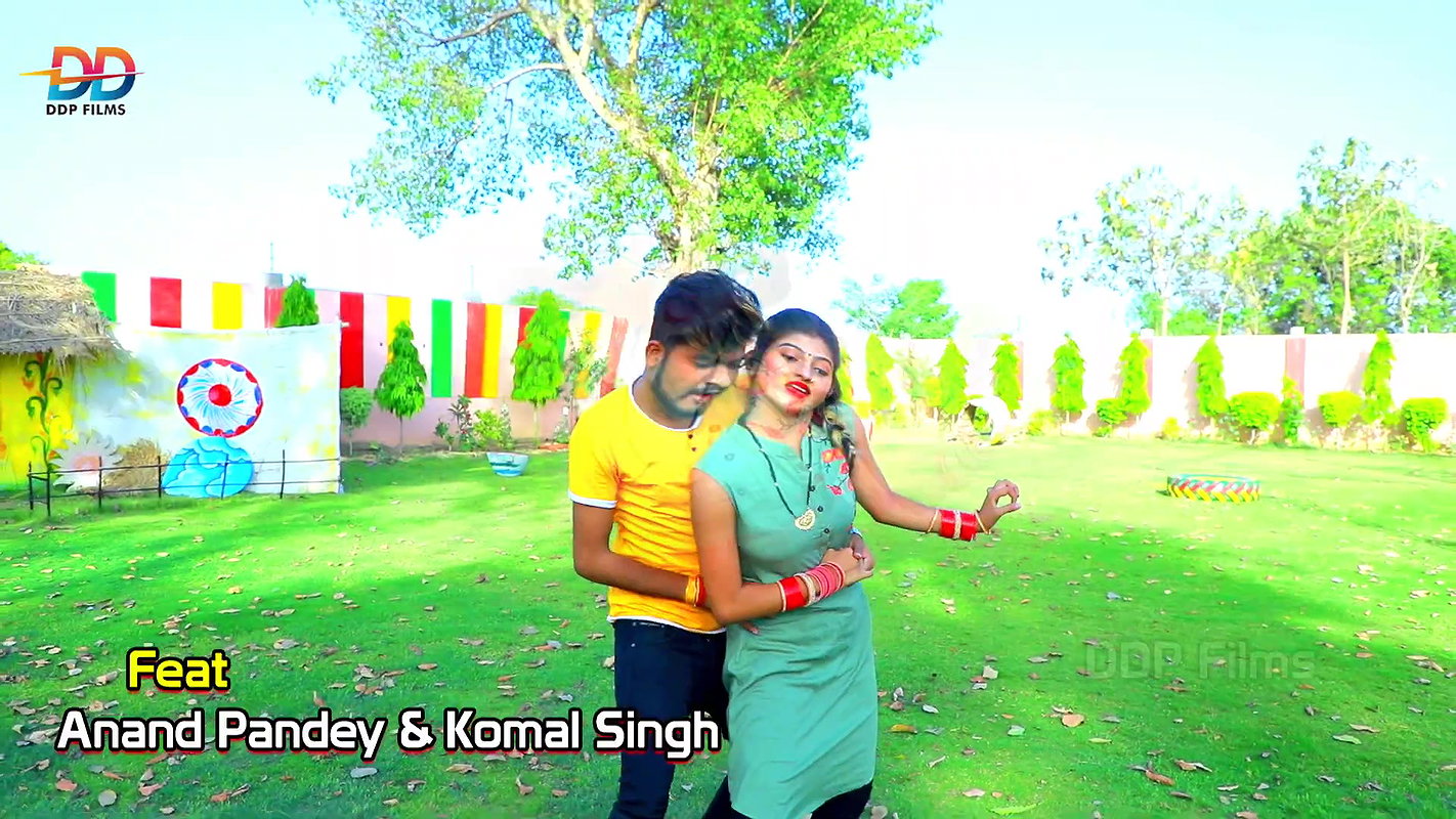 Cutie Komal Singh hot saree song – Navel pressed, flowers blown on navel, Expressions2