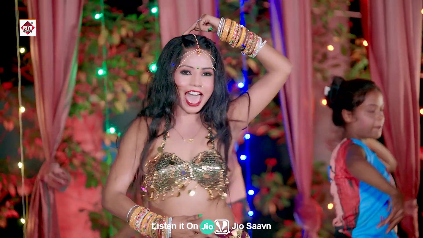 Madhu Rai hot song – Navel squeezed, Thigh show, slight cleavage2