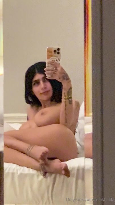 Mia Khalifa onlyfans nude playing in mirror2
