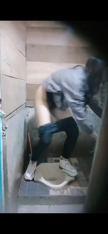 Young babe shaved Pussy and Naked Ass capturd through keyhole in toilet